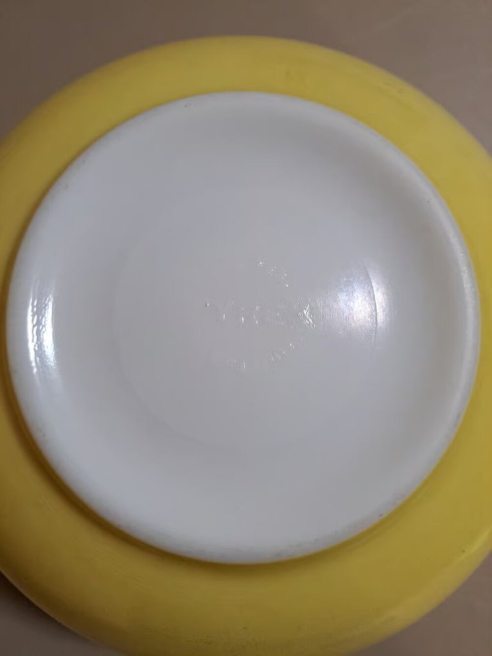 Pyrex Vintage 404 Primary Yellow 4 Quart Mixing Serving Bowl - Picture 8 of 9